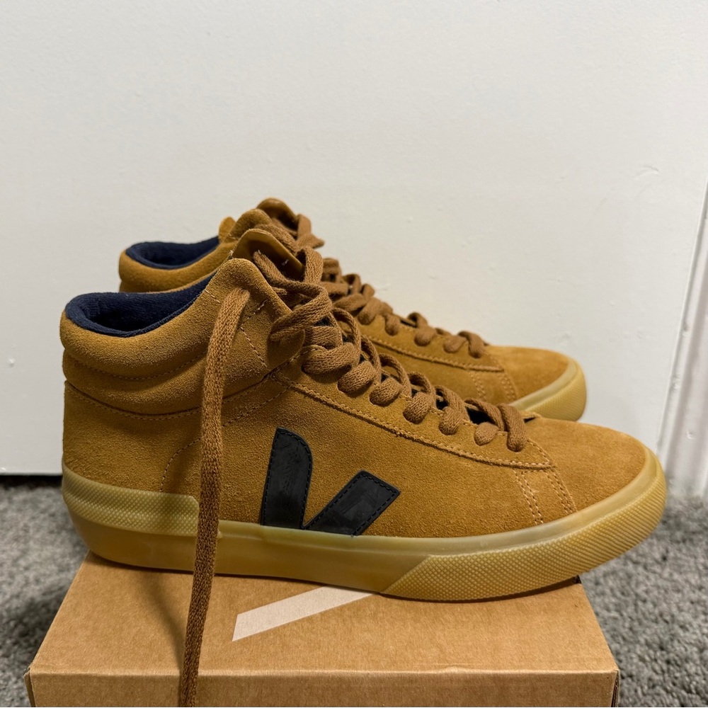 NWT VEJA HIGH TOP SNEAKERS | MINOTAUR SUEDE CAMEL | WOMENS SIZE 9 | WITH BOX